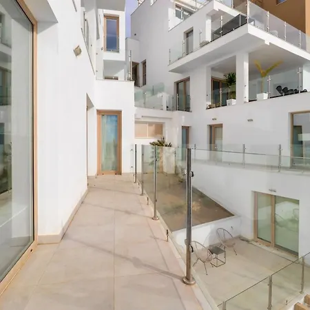 Bayview Hills, Luxury 2 Bedroom Apartment *